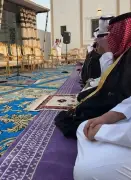 مشهور مواقع التواصل يثير جدلاً بإقامة صلاة العيد في فناء خاص دون تصريح رسمي