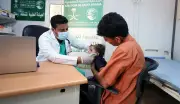 مركز الملك سلمان للإغاثة يواصل تقديم الخدمات الطبية في مخيمات حجة اليمنية