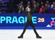 مالينين يتوج بلقبه العالمي الثالث في التزلج على الجليد بعد انتصار مذهل في براغ