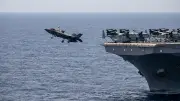 وزارة الحرب الأمريكية تعيد نشر سفينة USS Tripoli إلى الشرق الأوسط لتعزيز الخيارات العسكرية ضد إيران