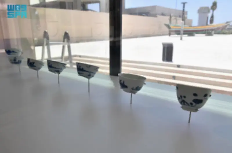 معرض كنوز غارقة يكشف أسرار التجارة البحرية عبر خزف صيني من حطام سفينة أملج