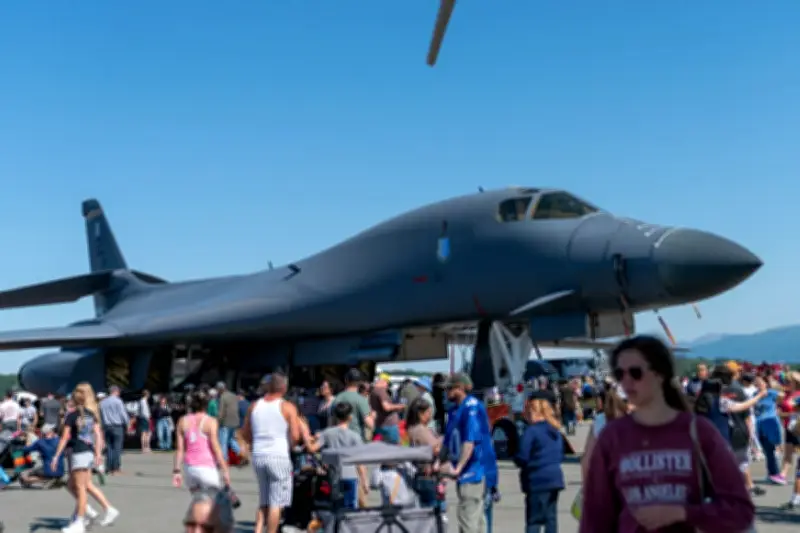 رجل يلحق أضرارًا بجسم طائرة عسكرية أمريكية بفأس في مطار أيرلندا