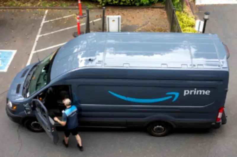 تسوية تاريخية في قضية سائقي أمازون تجنب الشركة حكماً قد يغير نموذج عملها