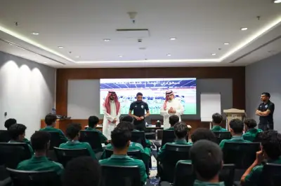 المسحل يلتقي لاعبي الأخضر تحت 17 عامًا ويشيد بحرصهم