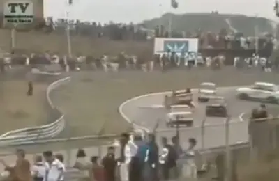 سباق سيارات للخلف في هولندا 1980 يثير الجدل على السوشيال ميديا