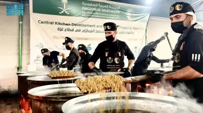 مركز الملك سلمان للإغاثة يوزع 24 ألف وجبة ساخنة يومياً لأسر غزة