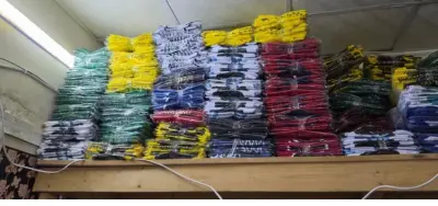 بلدية جدة تصادر أكثر من 3000 قطعة ملابس مقلدة في حي القوزين