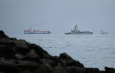 إيران تفرض سيطرتها على مضيق هرمز وتقدم اتفاقيات عبور بينما تنتظر 400 سفينة الإذن