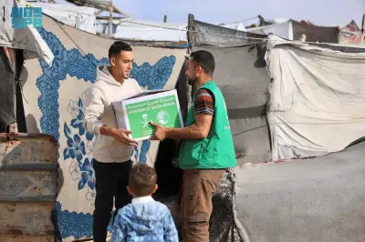 مركز الملك سلمان للإغاثة يوزع 491 سلة غذائية على 2,946 فرداً في غزة
