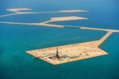 هجمات تستهدف منشآت الطاقة السعودية: مقتل وإصابة وإيقاف 700 ألف برميل يومياً عبر خط الأنابيب