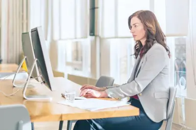 دراسة تحذر: الجلوس لأكثر من 8 ساعات يومياً يزيد خطر الإصابة بالخرف بنسبة 27%