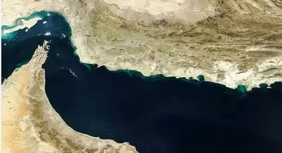 هجوم مسلح يستهدف سفينة حاريات قرب مضيق هرمز والحرس الثوري الإيراني يُشتبه به