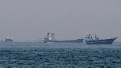 تصعيد عسكري في مضيق هرمز: الحرس الثوري يحتجز سفينتين ويوجه اتهامات بالعمل دون تراخيص