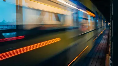 شاب يخاطر بحياته على مترو إسطنبول بحثاً عن الشهرة الرقمية العابرة