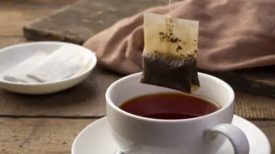 دراسة صادمة: أكياس الشاي البلاستيكية تطلق مليارات الجسيمات النانوية في المشروبات الساخنة