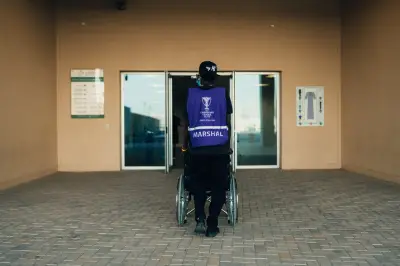 متطوعون يدعمون ذوي الإعاقة وكبار السن في مباريات آسيا