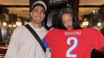 الأسد المغربي حكيمي يخطف الأضواء بلقاء ريهانا في باريس قبل مواجهة بايرن