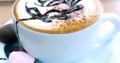 الكافيين والبشرة: فائدة مشروطة وحسم غائب في الدراسات العلمية