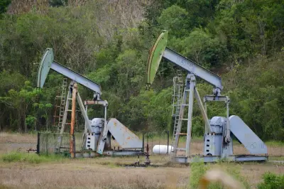 تقلبات أسعار النفط: اضطراب الإمدادات ومحادثات السلام الإيرانية الأمريكية