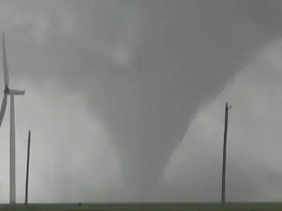 إعصار قوي يضرب أوكلاهوما وتحذيرات من تفاقم الأحوال الجوية