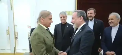 وزير الخارجية الإيراني يلتقي رئيس وزراء باكستان في جهود جديدة للسلام