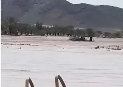 مواطن ينقذ وافدًا من السيول بحائل باستخدام أنبوب بلاستيكي