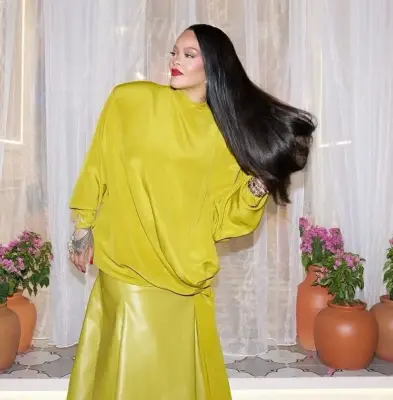 ريهانا تتألق باللون الخردلي في مومباي بإطلالة تجمع بين الجرأة والأناقة