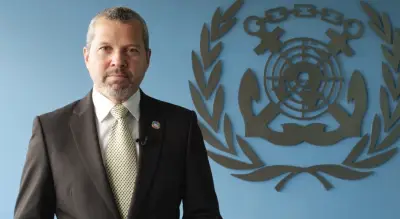 دومينغيز: لا يجوز إغلاق المضايق الدولية أو فرض رسوم عليها