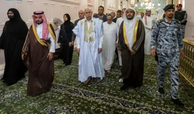 رئيس موريتانيا يزور المسجد النبوي ويؤدي الصلاة فيه