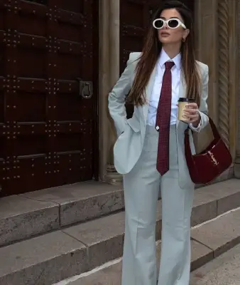 البدلة وربطة العنق بلمسة كاجوال عصرية وجريئة