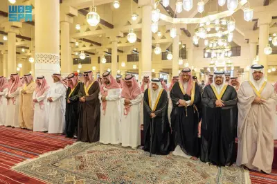 أمير الرياض يؤدي صلاة الميت على الأمير محمد بن فيصل آل سعود