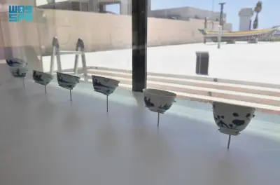 معرض كنوز غارقة يكشف أسرار التجارة البحرية عبر خزف صيني من حطام سفينة أملج