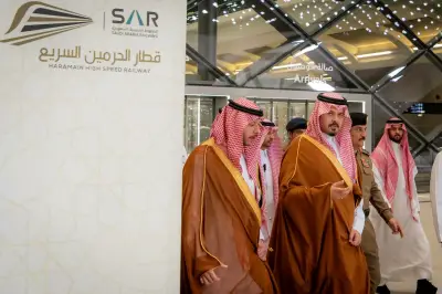 أمير المدينة يتفقد محطة قطار الحرمين استعداداً لموسم الحج