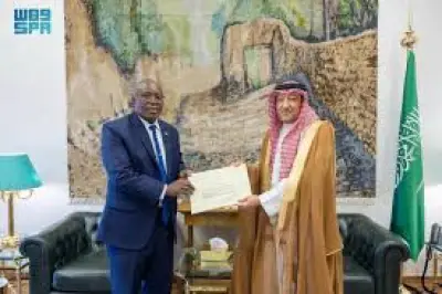 الملك سلمان يتلقى رسالة خطية من رئيس زيمبابوي حول العلاقات الثنائية