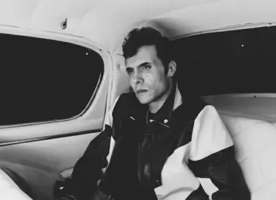 واقعة محرجة تلاحق أمير عيد في عزاء والد طليقته وتثير الجدل