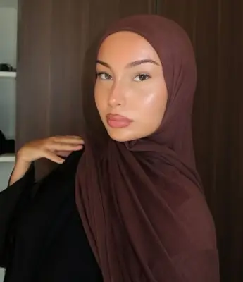 خامات الطرح في الصيف: توازن بين الراحة والأناقة في مواجهة الحرارة