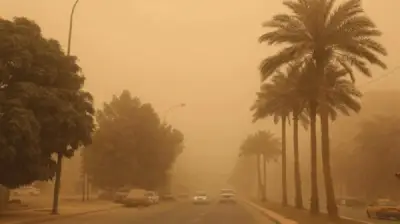 رياح نشطة وأتربة مثارة تهدد الرؤية في محافظة شروة وتستدعي الحذر