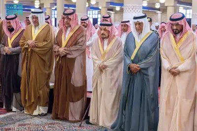 أمير الرياض يؤدي صلاة الميت على الأميرة الجوهرة بنت فيصل بن عبدالله في جامع الإمام تركي
