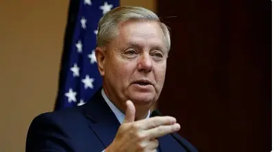 سيناتور أمريكي يؤيد إنذار ترامب لإيران بفتح مضيق هرمز والتفاوض للسلام