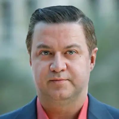 الآثار الجانبية للإعجاب بكاتب: بين الصدق والحذر في عالم الأدب