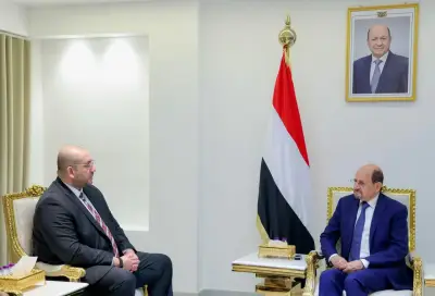 رئيس الوزراء اليمني يلتقي مدير المنظمة الدولية للهجرة لتعزيز مكافحة التهريب والاتجار بالبشر