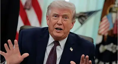 ترامب يعلن وقف إطلاق نار مع إيران ويساعد في معالجة التكدس الملاحي بمضيق هرمز