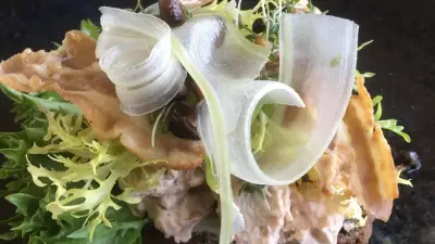 سلطة الدجاج الملكية: وصفة عصرية بلمسة ديجون وهليون أبيض لتجديد الأيقونة البريطانية