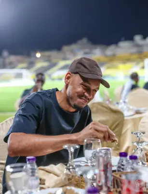 العبود يحفز لاعبي الاتحاد بمأدبة عشاء قبل مواجهة الوحدة الإماراتي في دوري أبطال آسيا