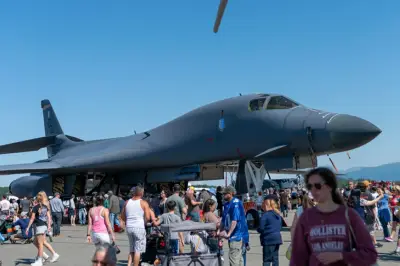 رجل يلحق أضرارًا بجسم طائرة عسكرية أمريكية بفأس في مطار أيرلندا