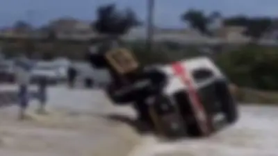 مرور عسير يطبق عقوبات صارمة على سائق شاحنة يعبر وادياً أثناء جريانه