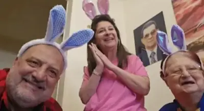 خالد الصاوي يحتفل بشم النسيم مع عائلته ويغني 