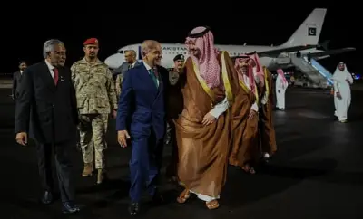 رئيس وزراء باكستان يزور المسجد النبوي في المدينة المنورة ويؤدي الصلاة