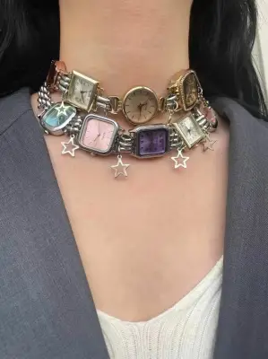 صيحات الموضة تعيد اختراع الساعات كإكسسوارات مبتكرة على الحقائب والأحذية والمجوهرات