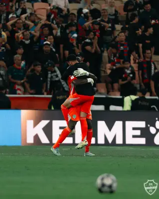 قائد الأهلي إدوارد ميندي يعقد اجتماعاً طارئاً مع اللاعبين بعد طرد مجرشي في دوري أبطال آسيا